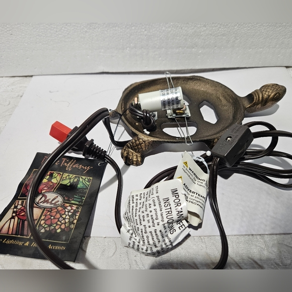 Dale Tiffany Spice Turtle Stained Glass Lamp - Picture 12 of 14